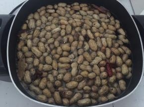 然后放入花生，加入清水盖过花生即可