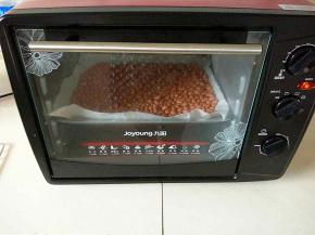 花生放入预热好的烤箱中，200°上下温十分钟，将其烤熟(或者放到平底锅中小火炒熟)。