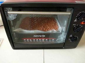 花生放入预热好的烤箱中，200°上下温十分钟，将其烤熟(或者放到平底锅中小火炒熟)。