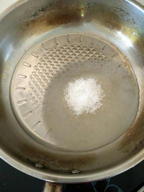 白糖和清水倒入锅中。