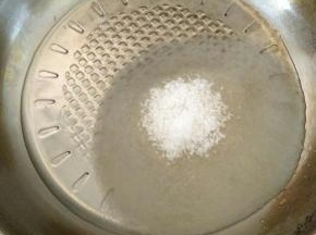 白糖和清水倒入锅中。