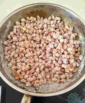 再左手倒入玉米淀粉，右手边搅拌。