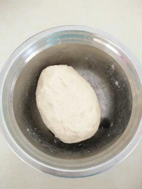 合成团，盖上湿布醒面30分钟。