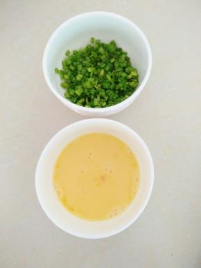 醒面的期间，把葱切成花，鸡蛋打散。