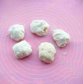 把醒好的面分成五份