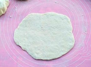擀成饼状