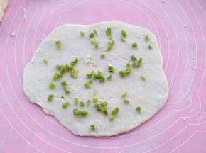 放上一层葱花
