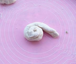 在从左卷起，头朝下。