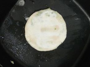 放入抹油的锅中，中小火烙至两面微黄。