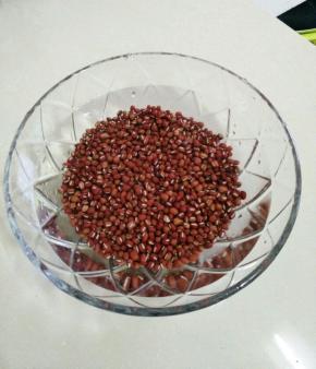 把洗净的红豆浸泡八个小时。