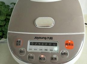 放入锅中，加入清水，选择煲汤键，将其煮熟。