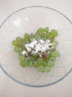 把葡萄、面粉放入碗中，加入没过食材的清水浸泡十分钟，