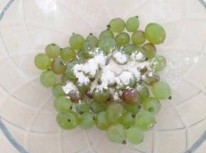 把葡萄、面粉放入碗中，加入没过食材的清水浸泡十分钟，