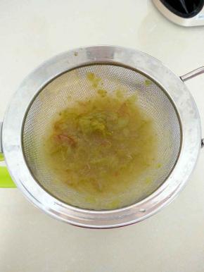 几分钟后，将其过筛即可(这个葡萄是无籽的，如果把皮去掉的话，这一步就省了)
