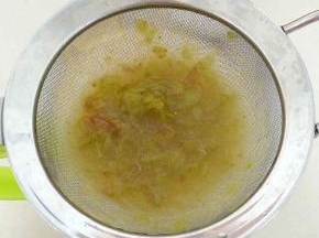 几分钟后，将其过筛即可(这个葡萄是无籽的，如果把皮去掉的话，这一步就省了)