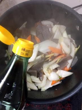 倒入2勺香醋翻炒均匀！（每家买的醋的酸度不同，根据自己的口味适量调整！）