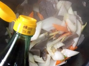 倒入2勺香醋翻炒均匀！（每家买的醋的酸度不同，根据自己的口味适量调整！）