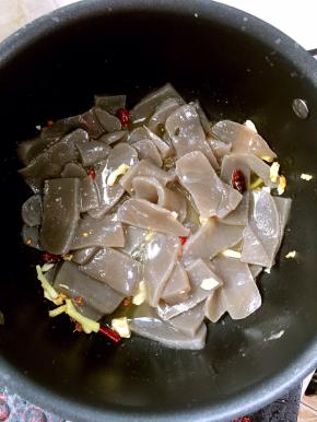 放入处理好的魔芋翻炒片刻！