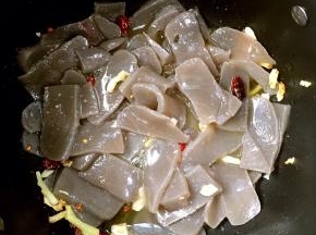 放入处理好的魔芋翻炒片刻！