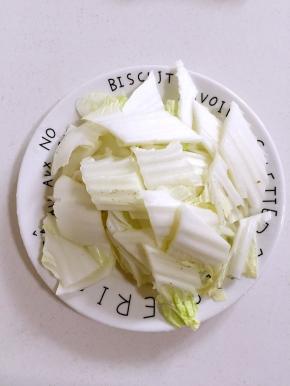 白菜梗清洗干净，切成小块儿备用！