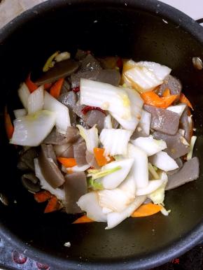 起锅前加入适量的鸡粉调味即可！