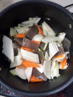 放入切好的白菜梗，葱白和胡萝卜翻炒均匀！