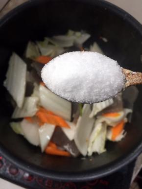 加入一勺盐翻炒均匀！