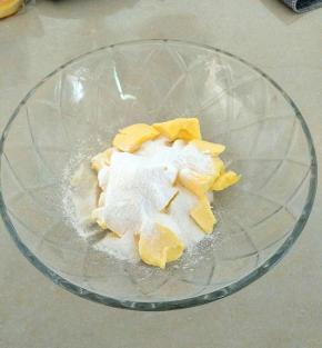 把黄油切成小块，放入碗中自然软化，加入糖粉。