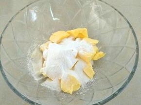 把黄油切成小块，放入碗中自然软化，加入糖粉。