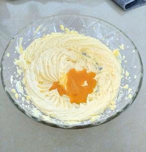 分三次加入打散的蛋液，打匀。