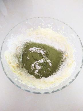 筛入低粉和抹茶粉