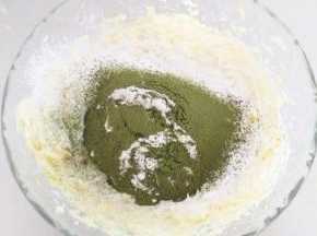 筛入低粉和抹茶粉