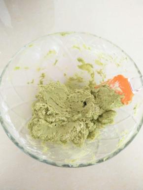 用刮刀拌匀至无干粉。