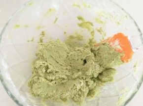 用刮刀拌匀至无干粉。