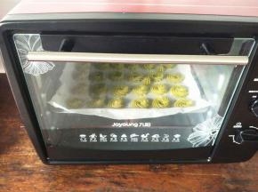 挤在热有油纸的烤盘里，烤箱预热170度，中层上下温18分钟即可。