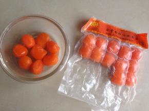 在冷冻层取出咸蛋黄，放入保鲜盒里