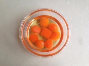 倒入玉米油，玉米油刚好没过咸蛋黄，放冰箱冷藏放置2、3天再使用