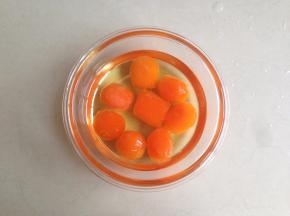 倒入玉米油，玉米油刚好没过咸蛋黄，放冰箱冷藏放置2、3天再使用