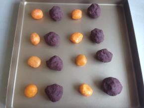 将浸过油的咸蛋黄用厨房纸吸下油，然后放在铺了油布的烤盘上，150度烘烤7分钟左右，不要烤得太熟。每个蛋黄的重量有点偏差，加上豆沙馅的总重量应为30克