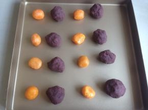 将浸过油的咸蛋黄用厨房纸吸下油，然后放在铺了油布的烤盘上，150度烘烤7分钟左右，不要烤得太熟。每个蛋黄的重量有点偏差，加上豆沙馅的总重量应为30克