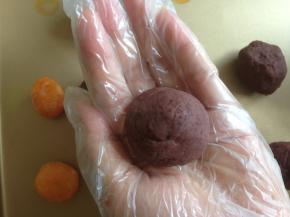 搓圆，盖保鲜膜备用