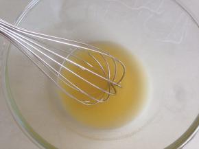 转化糖浆加入花生油，用蛋抽将其乳化好