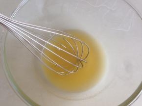 转化糖浆加入花生油，用蛋抽将其乳化好