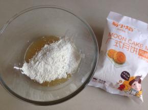 将月饼预拌粉倒入