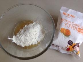 将月饼预拌粉倒入