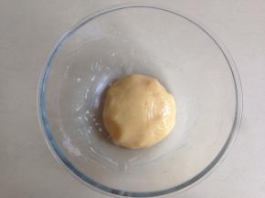 用刮刀拌成团，盖保鲜膜，静置1个小时