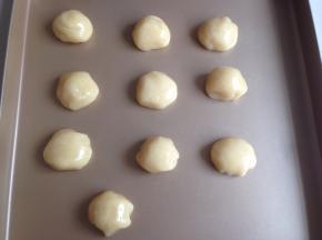 将面团分成每个20克，搓圆