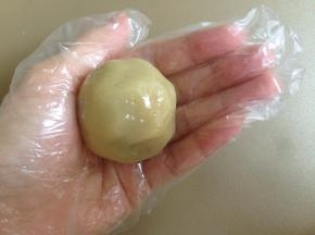 将皮慢慢向下推，收口，搓成圆柱状，方便放入模具里