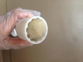 粘点玉米淀粉防粘，多余的粉拍掉。放入法焙客50克的月饼模里