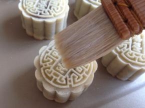 在表面刷一层薄薄的蛋黄水，侧面不用刷。不能刷太多，可以用毛刷沾蛋黄液，在碗口刮去多余的蛋液再刷